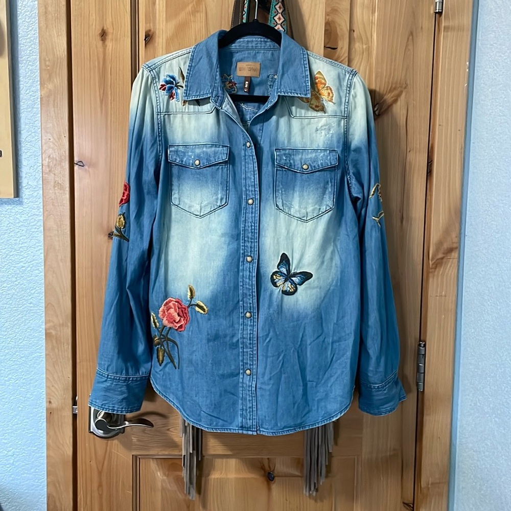 Button down shirt with embroidery flowers